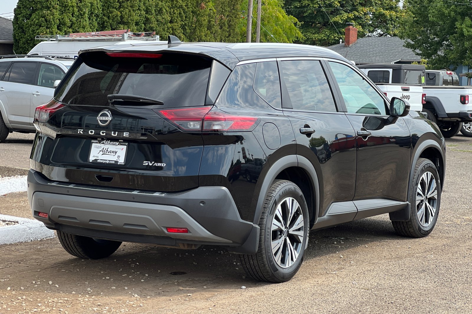 2022 Nissan Rogue SV photo 2