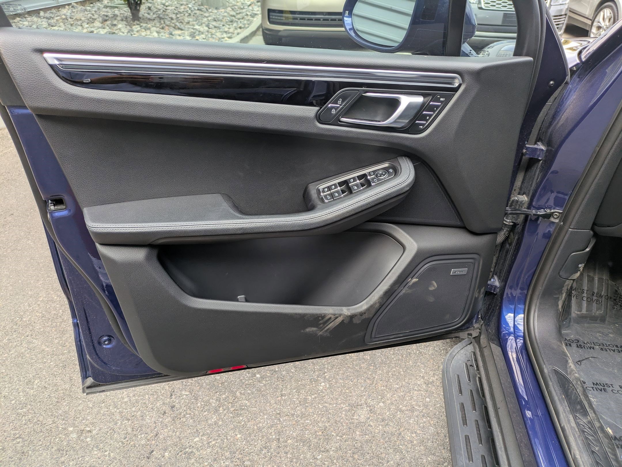 2023 Porsche Macan T photo 12