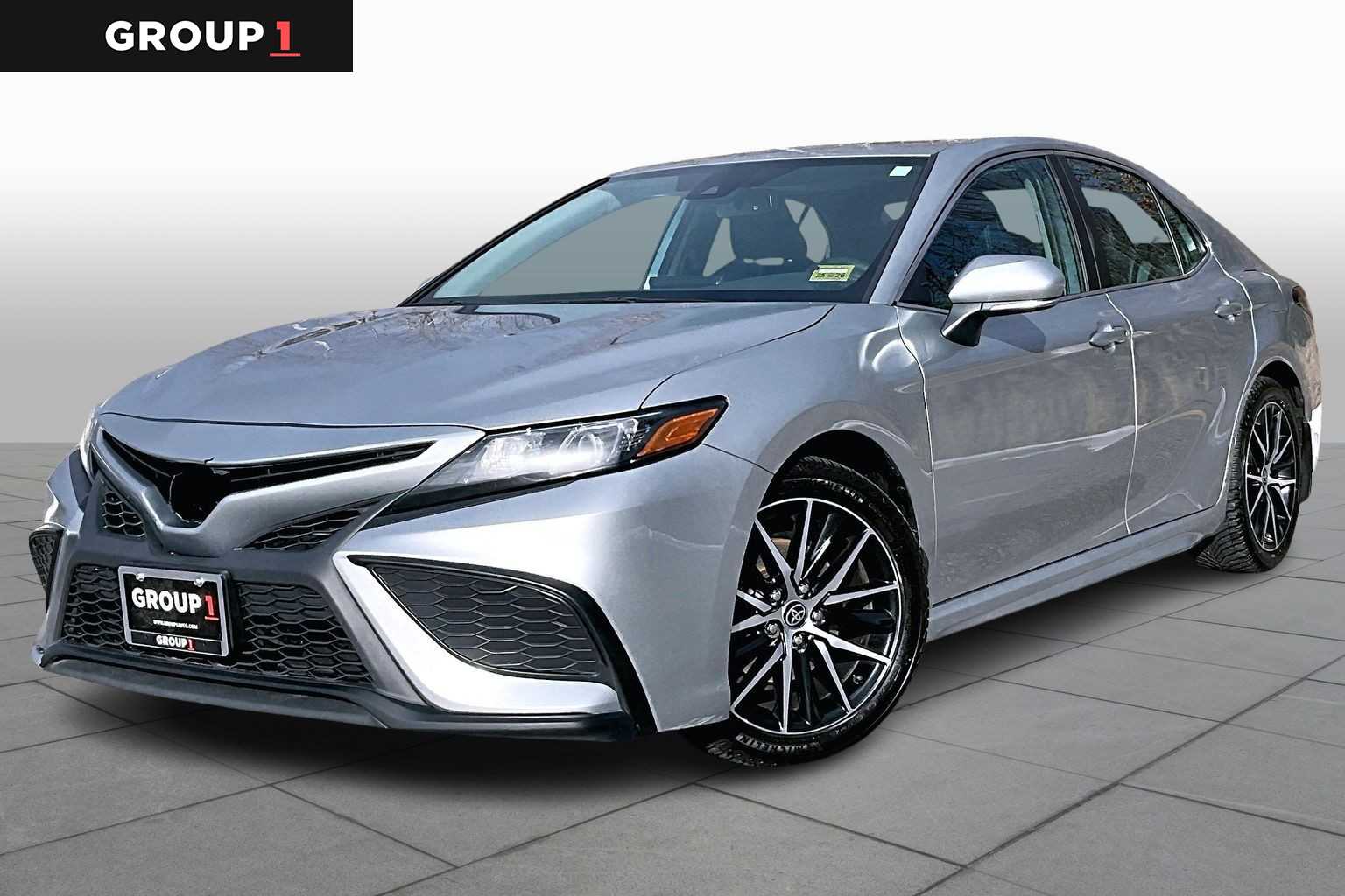 2022 Toyota Camry SE's photo