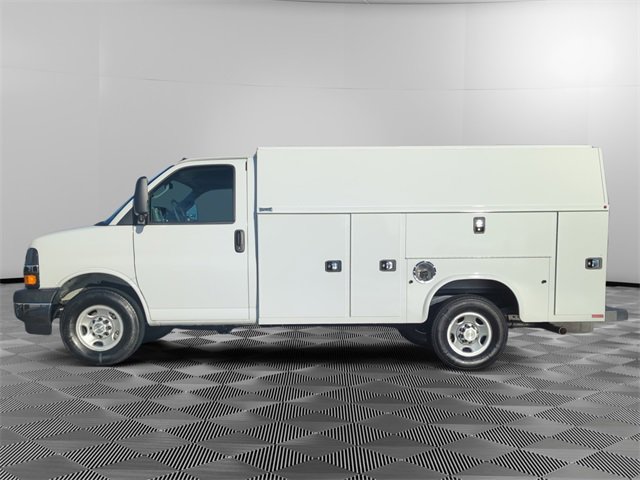 2024 Chevrolet Express Cutaway 3500 photo 2