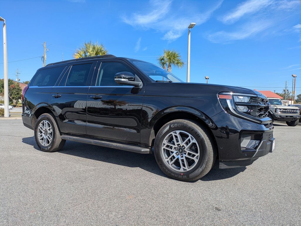 2025 Ford Expedition photo 2