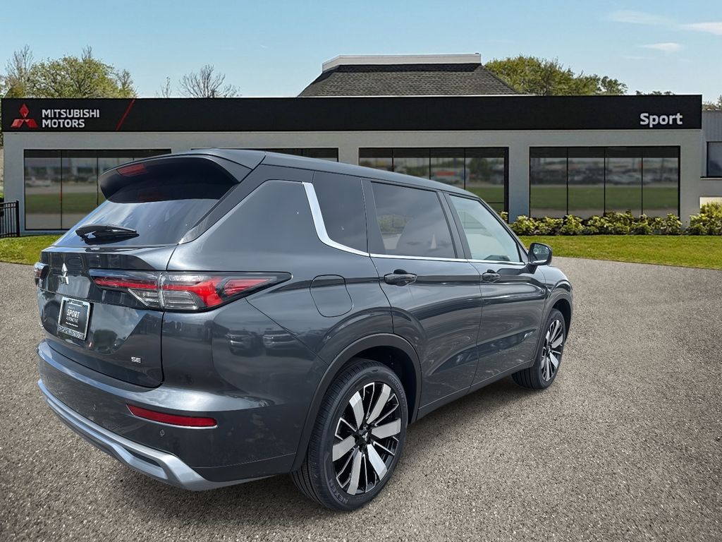 2025 Mitsubishi Outlander SE photo 3