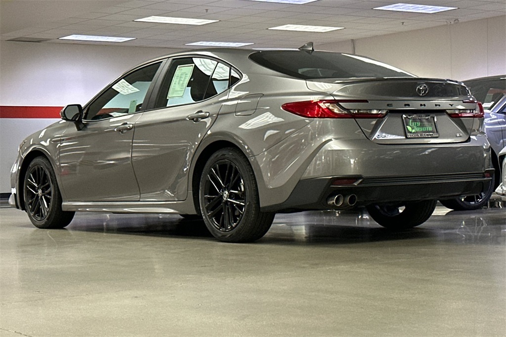 2025 Toyota Camry SE photo 4