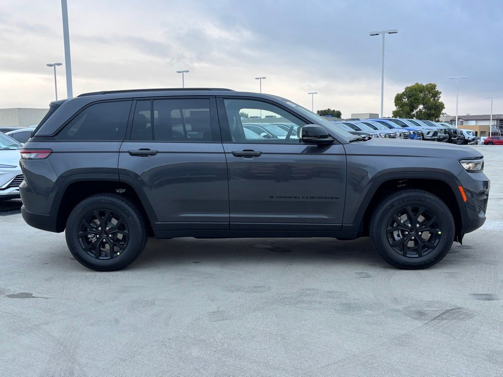 2025 Jeep Grand Cherokee Altitude X photo 2