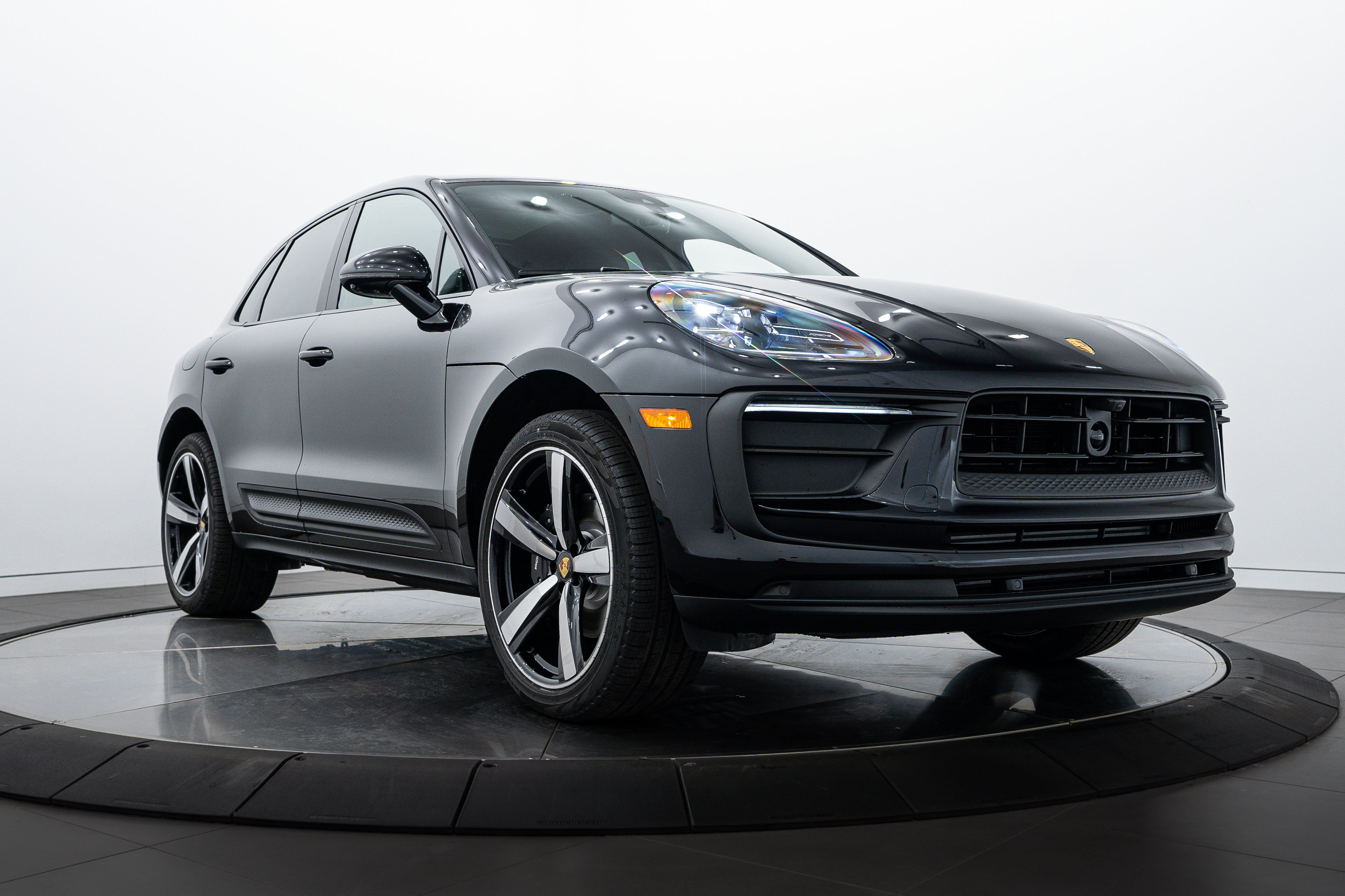 2025 Porsche Macan Base photo 7