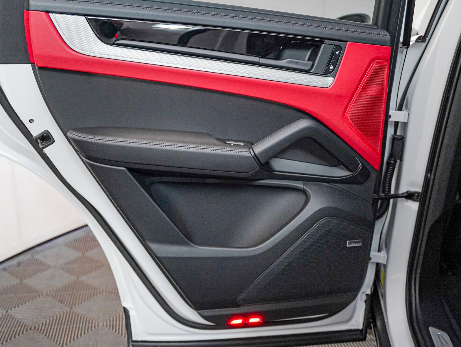 2025 Porsche Cayenne photo 25