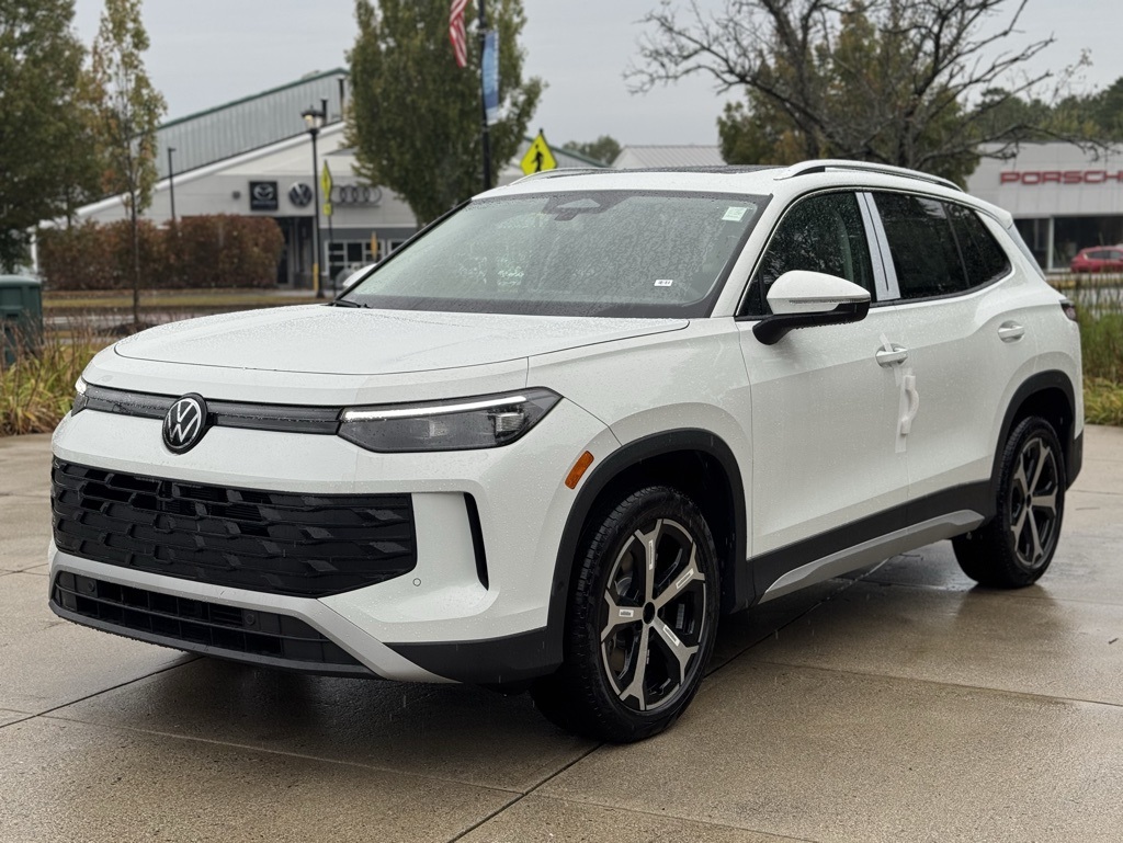 2025 Volkswagen Tiguan SE photo 2