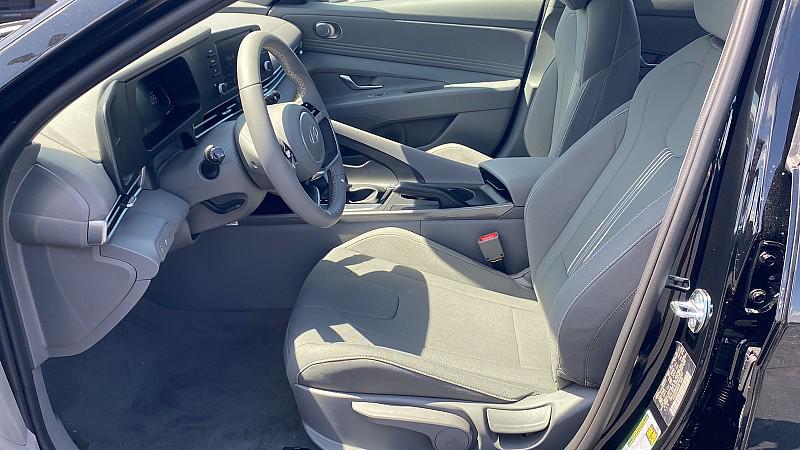2025 Hyundai Elantra SEL Sport photo 38