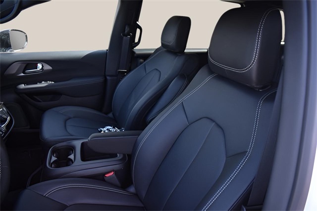 2025 Chrysler Pacifica Hybrid photo 11