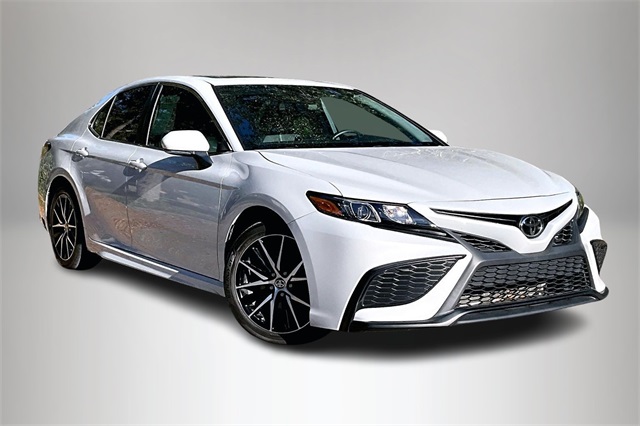 2024 Toyota Camry SE's photo