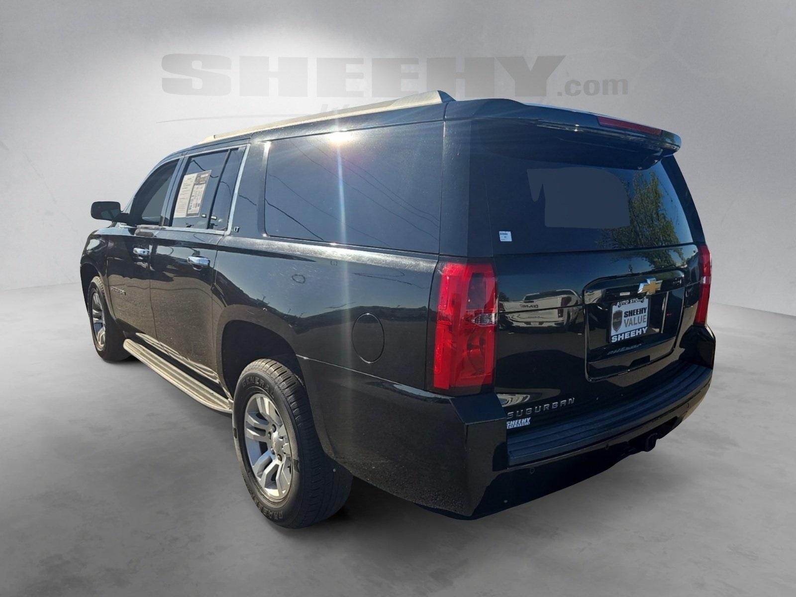 2016 Chevrolet Suburban LT photo 4