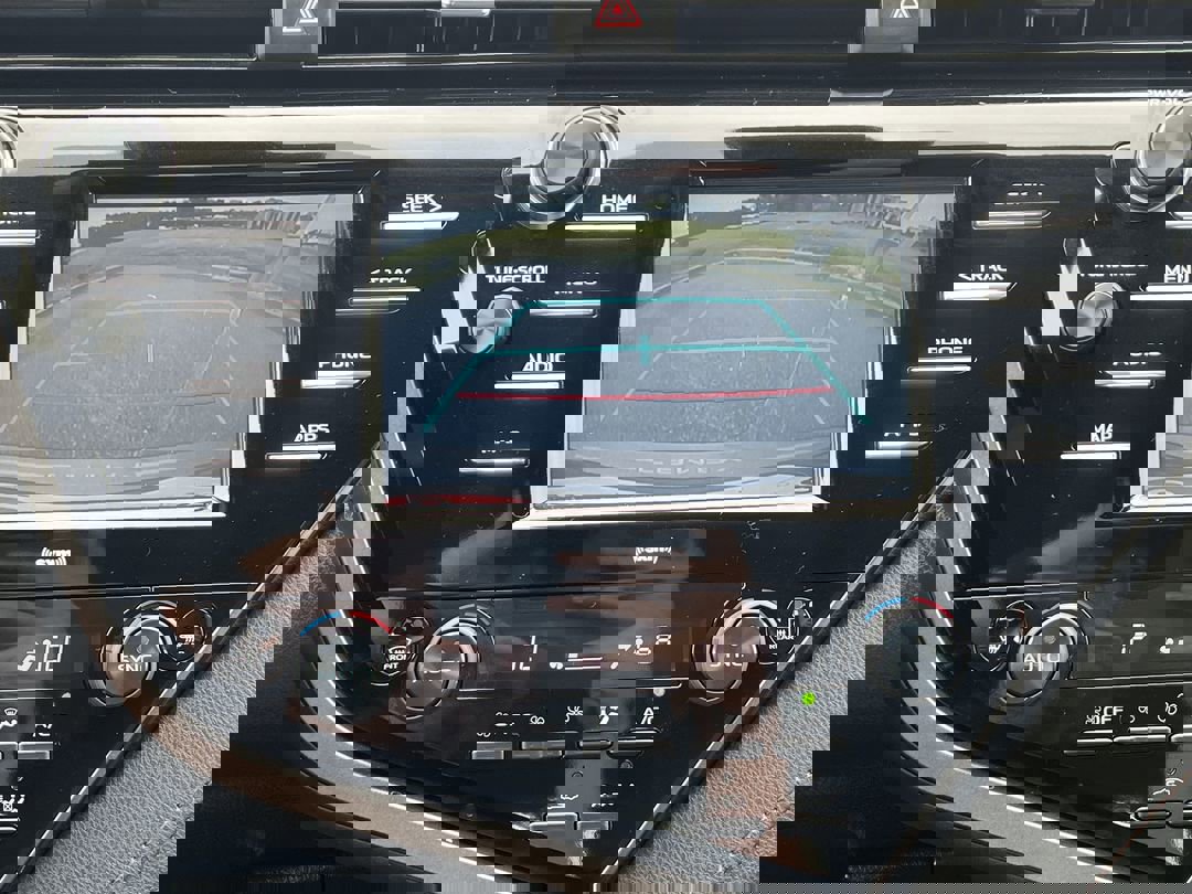2020 Toyota Camry Hybrid LE photo 20