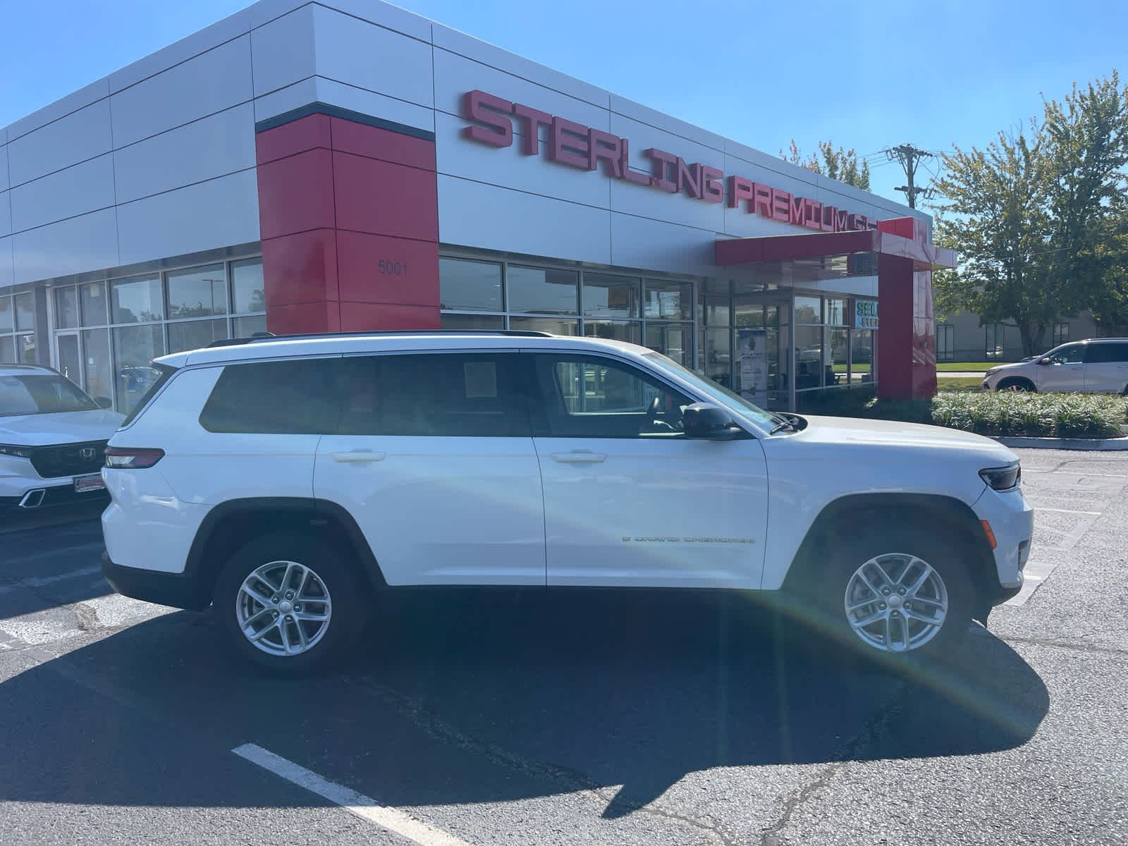 2023 Jeep Grand Cherokee L Laredo's photo