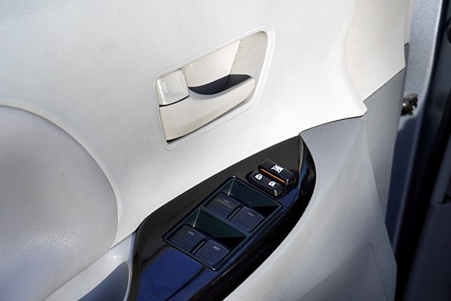 Used 2014 Silver Toyota LE image 23