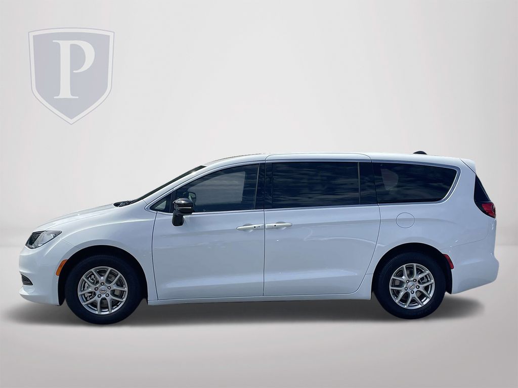 2025 Chrysler Voyager LX photo 4