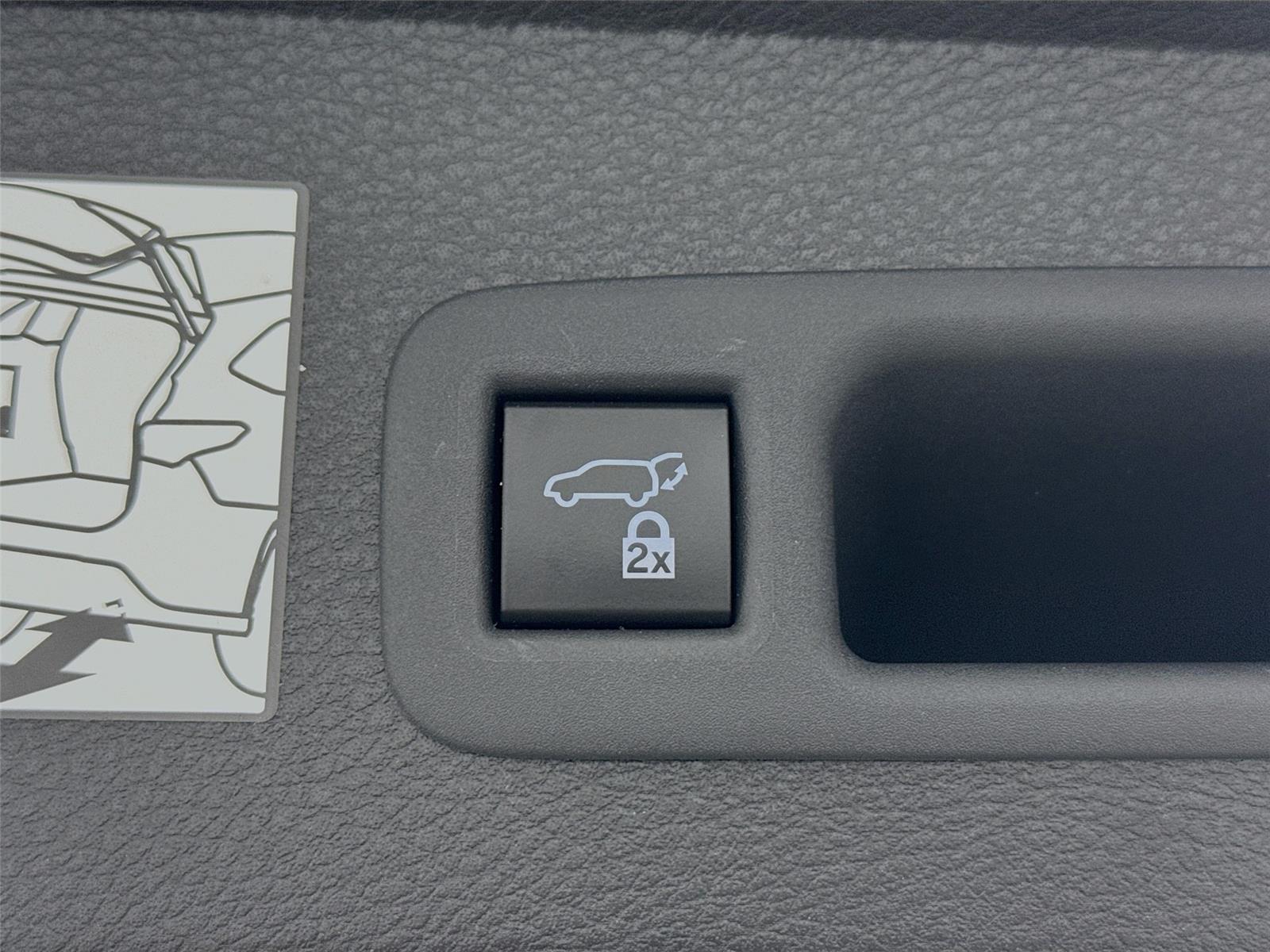 2023 Toyota Sienna Platinum photo 36