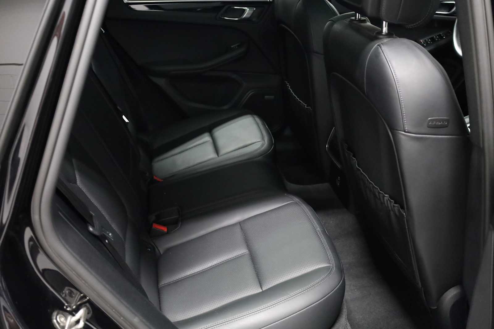 2021 Porsche Macan Base photo 37