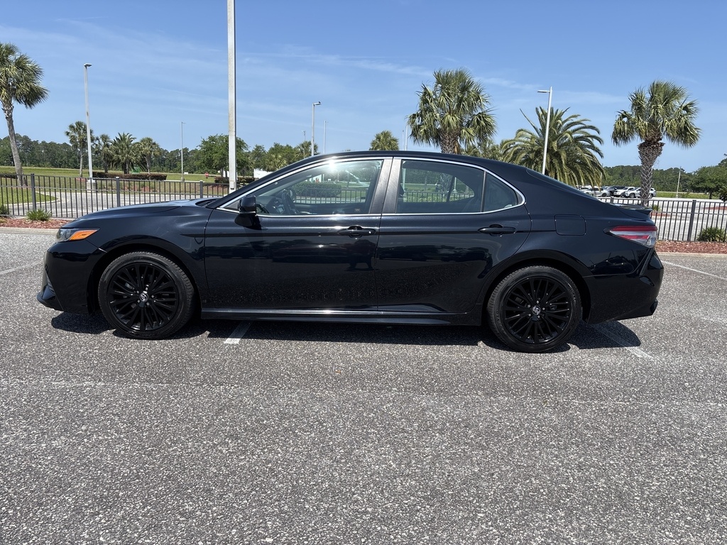 2018 Toyota Camry SE photo 2