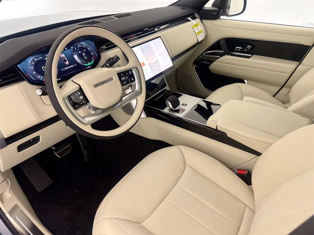 2025 Land Rover Range Rover SE photo 7