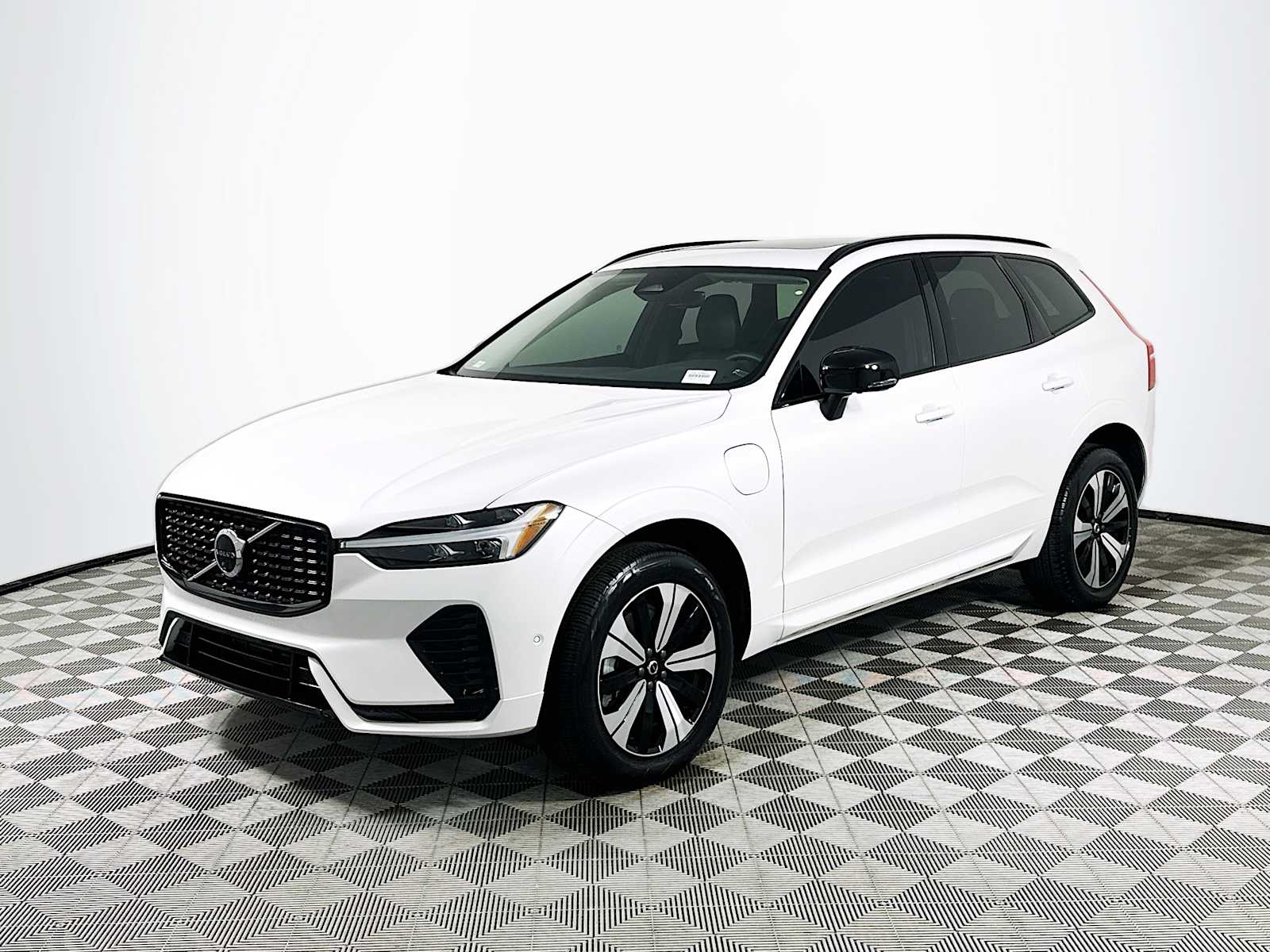 2025 Volvo XC60 T8 Plus photo 3