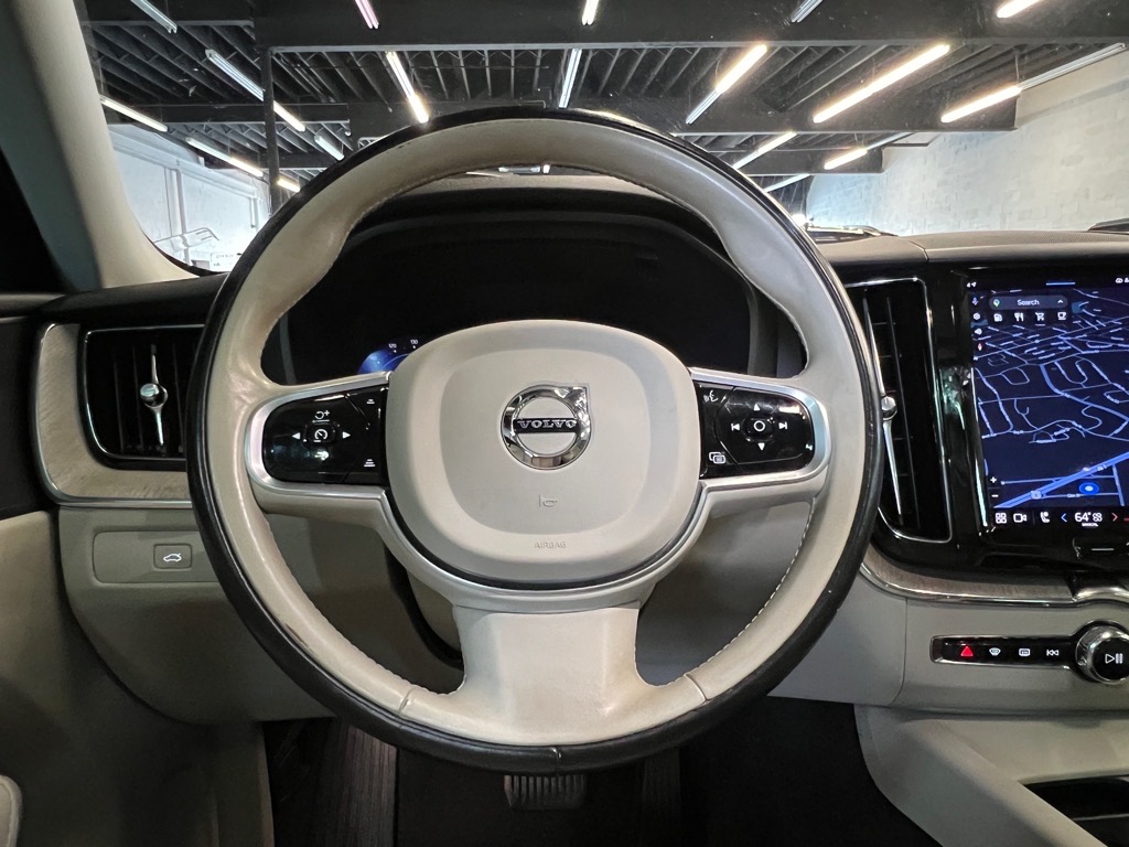 2023 Volvo XC60 B5 Plus photo 8