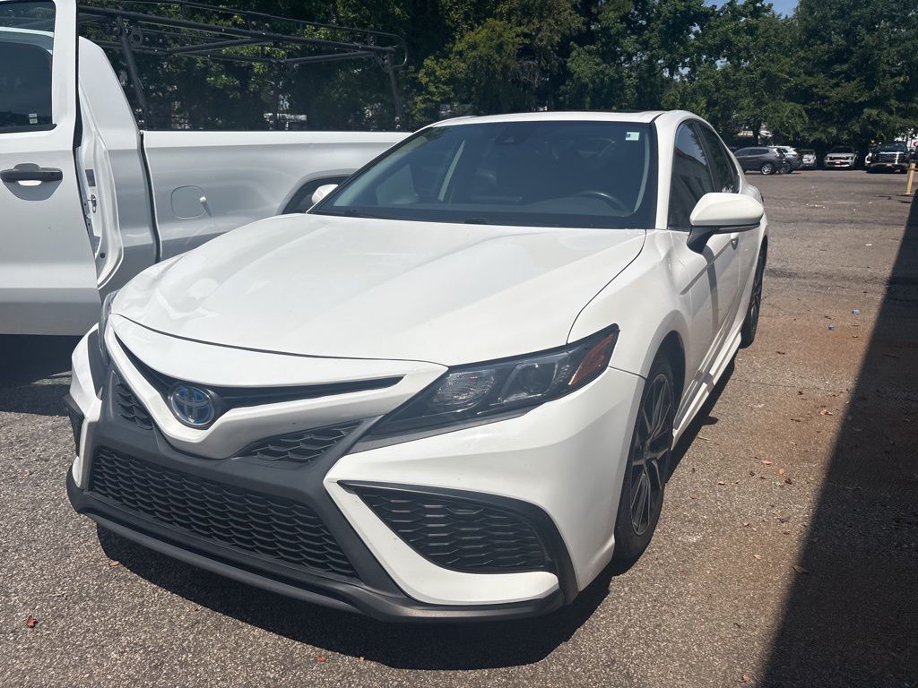 2022 Toyota Camry Hybrid SE photo 2