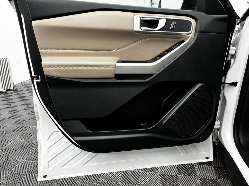 2023 Ford Explorer XLT photo 17