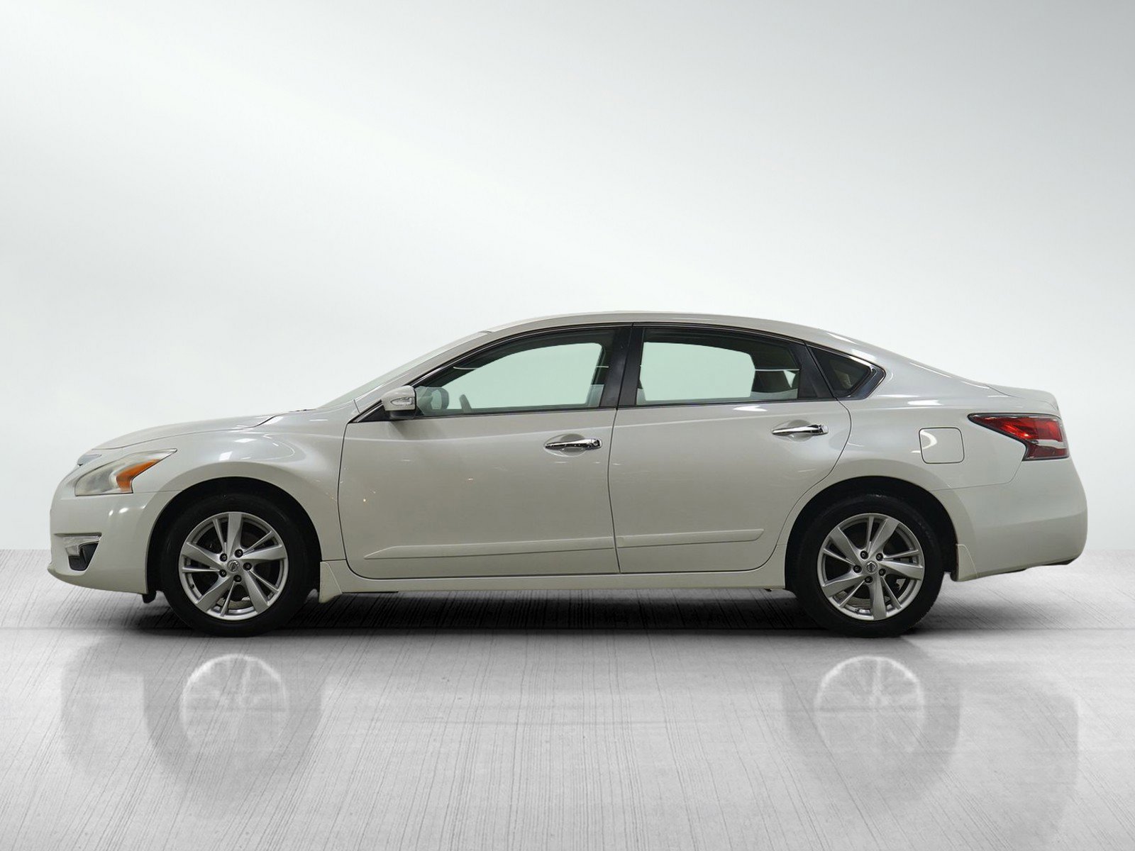 Used 2014 Nissan Altima SV with VIN 1N4AL3AP8EC293229 for sale in Minneapolis, Minnesota