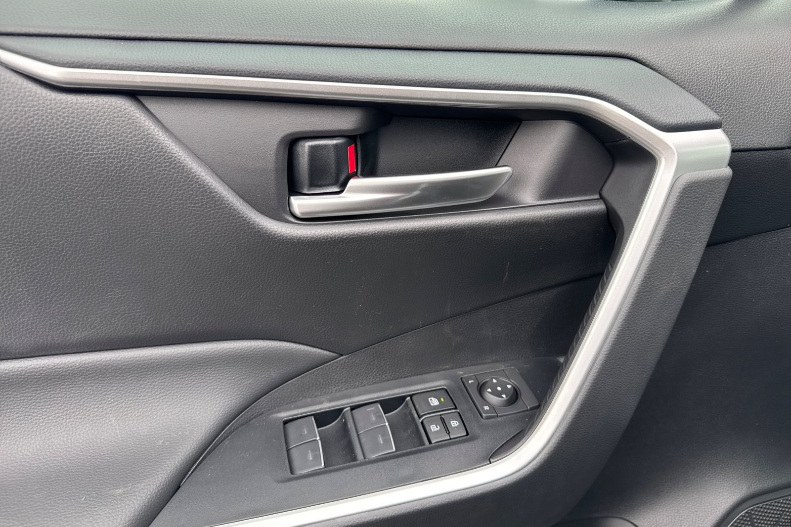 2025 Toyota RAV4 XLE photo 7