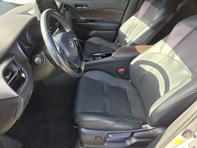 2019 Toyota C-HR Limited photo 9