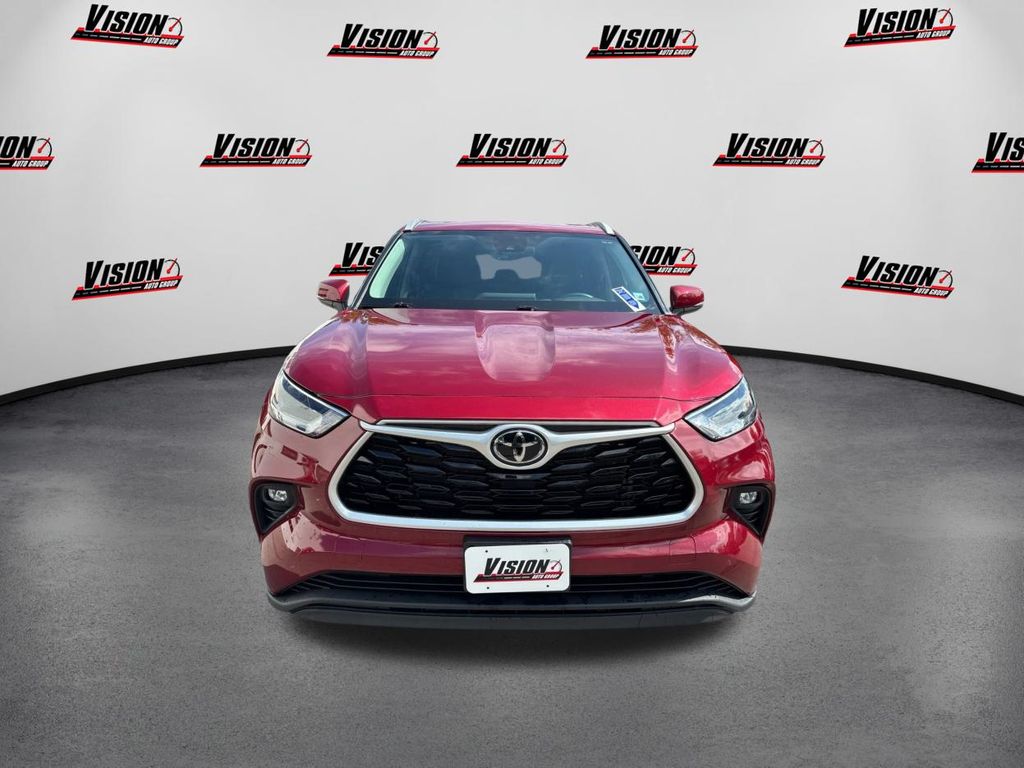 2022 Toyota Highlander XLE photo 2