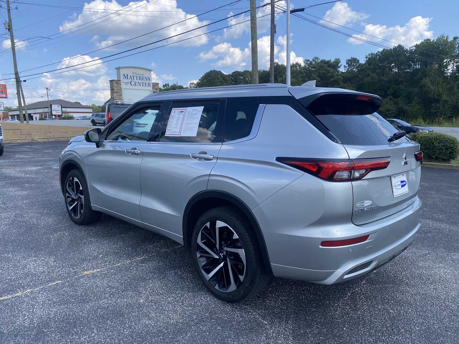 2024 Mitsubishi Outlander SEL photo 3