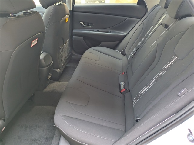 2025 Hyundai Elantra SEL Convenience photo 11