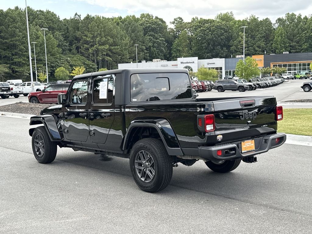 2022 Jeep Gladiator Sport photo 2