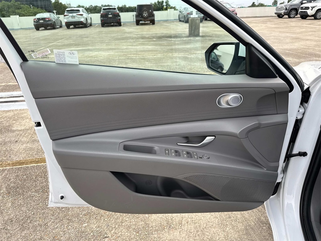 2024 Hyundai Elantra SE photo 16