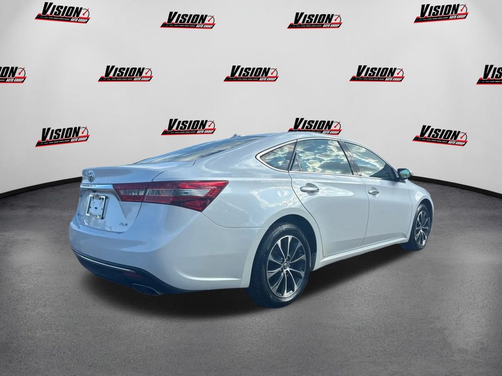 2018 Toyota Avalon XLE photo 3