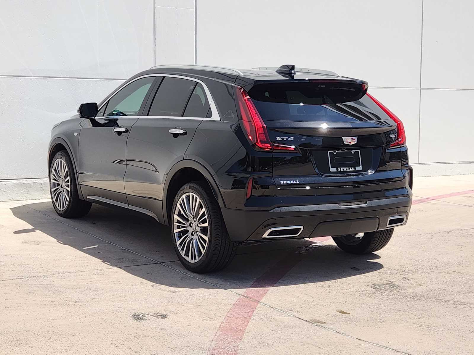 2025 Cadillac XT4 Premium Luxury photo 4