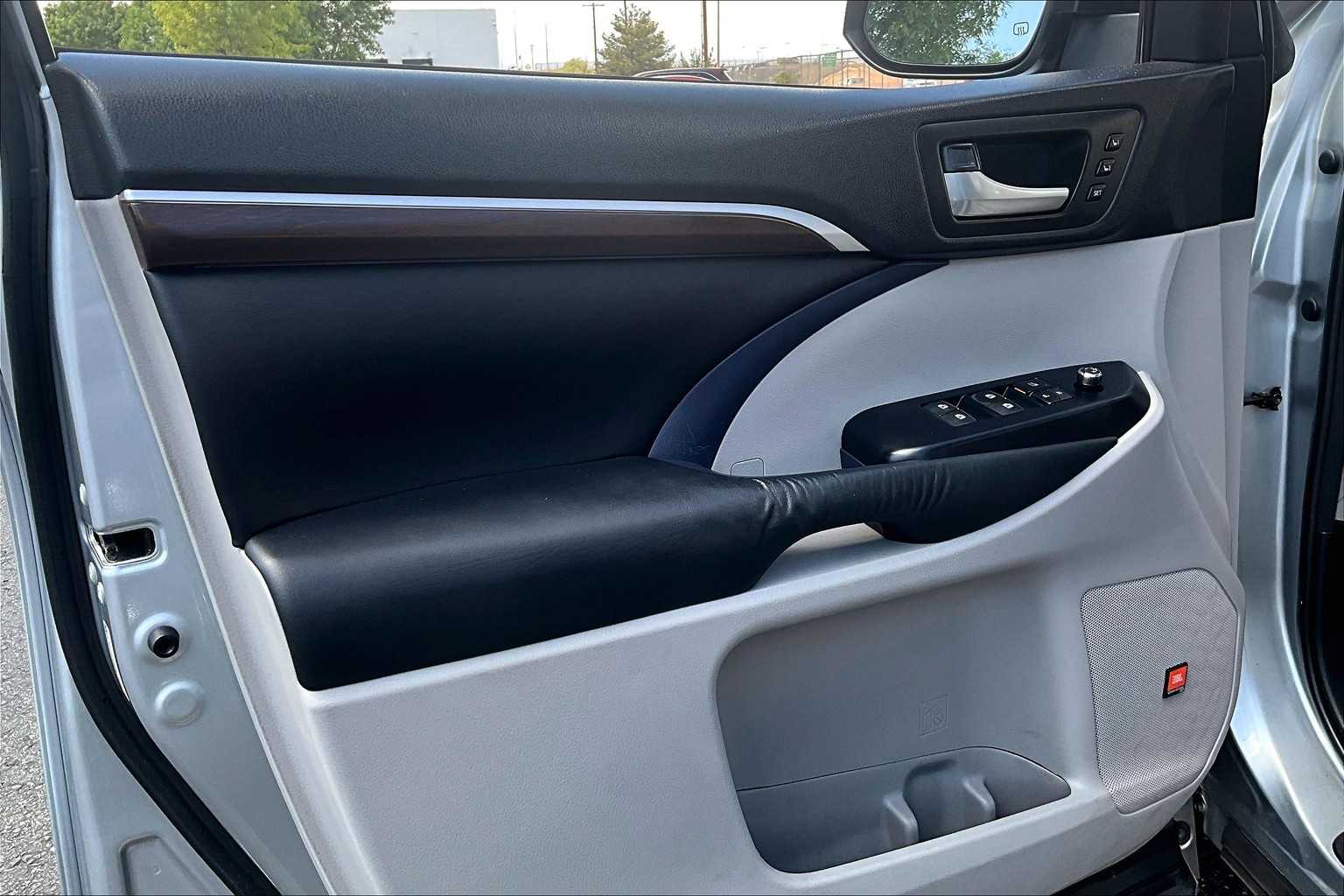 2015 Toyota Highlander Limited photo 21
