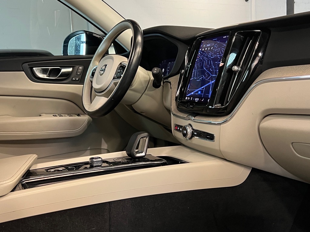 2023 Volvo XC60 B5 Plus photo 22