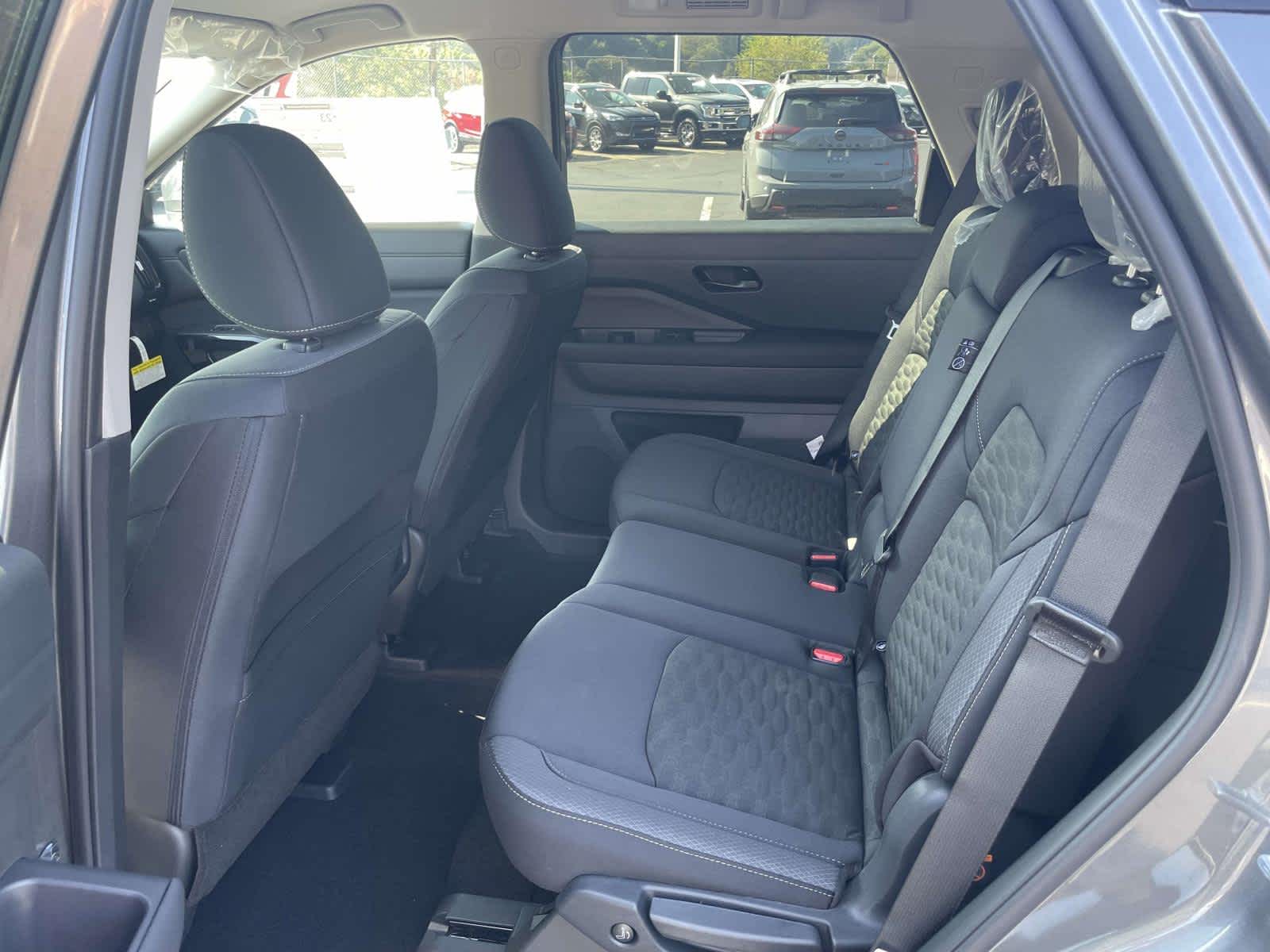 2025 Nissan Pathfinder SV photo 13