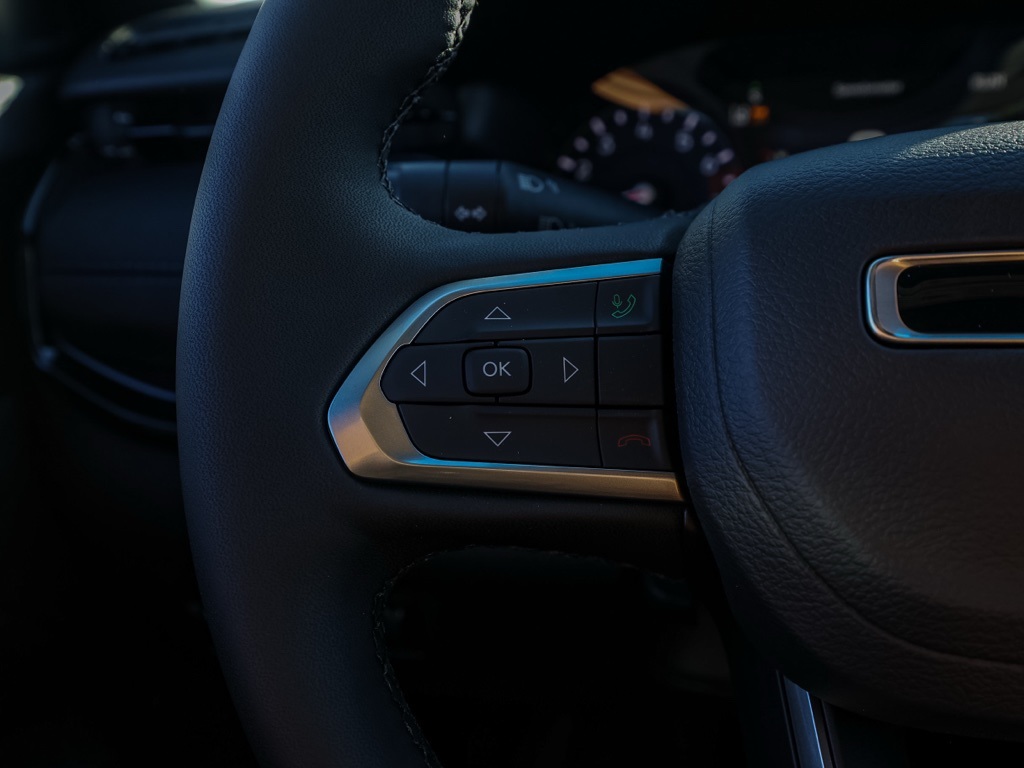 New 2026 Diamond Black Crystal Pearl-Coat Exterior Paint Jeep Latitude image 24