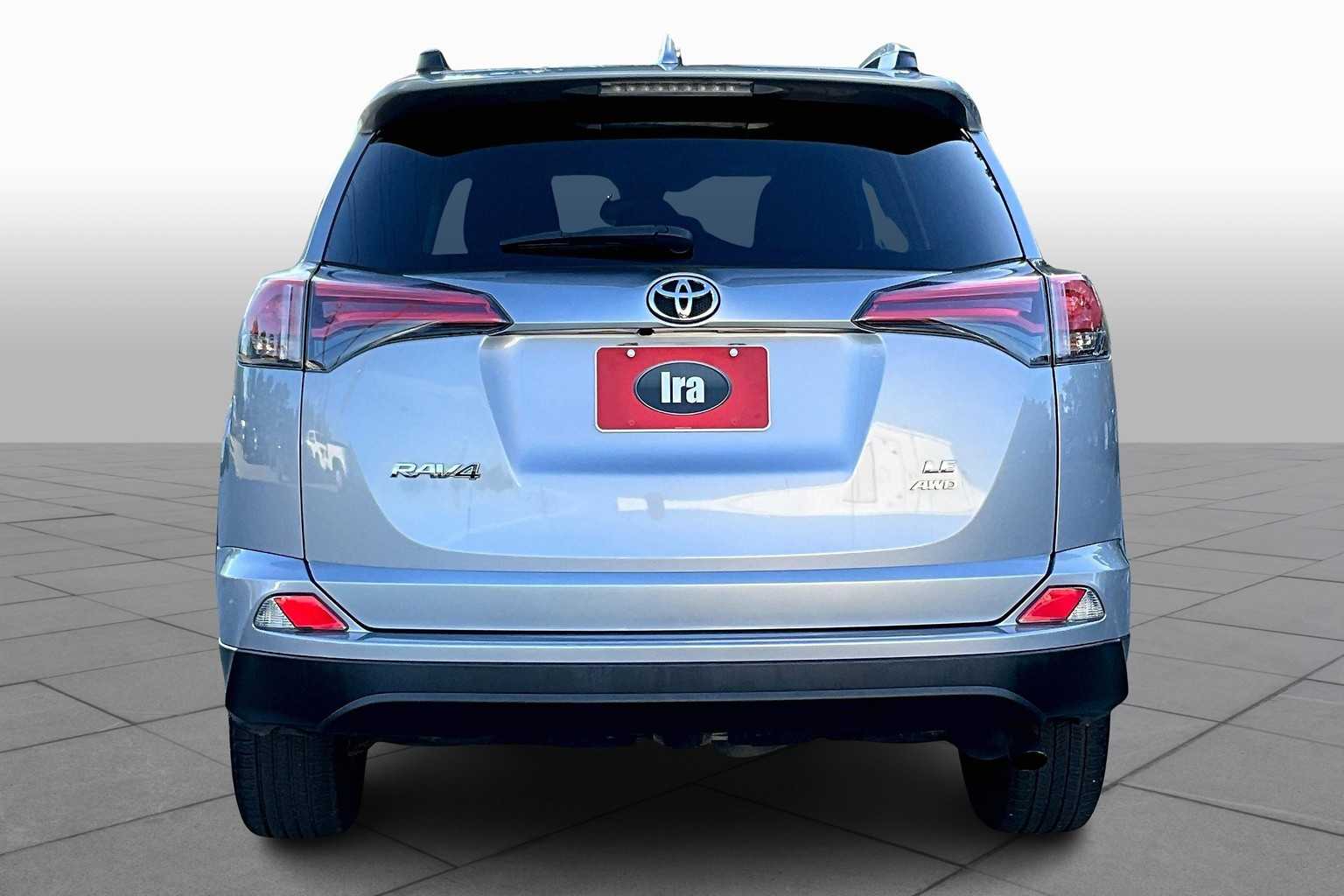 2017 Toyota RAV4 LE photo 4