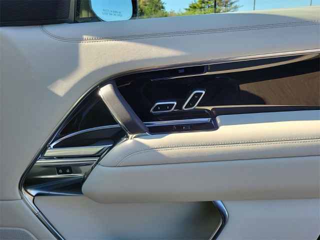 2025 Land Rover Range Rover SE photo 18
