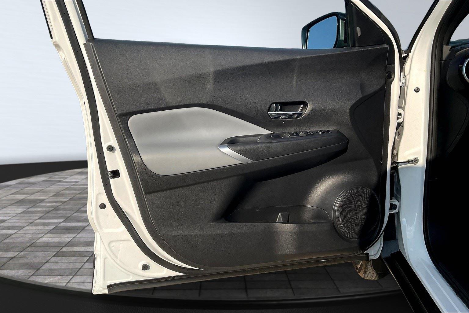 2023 Nissan Kicks SR photo 23