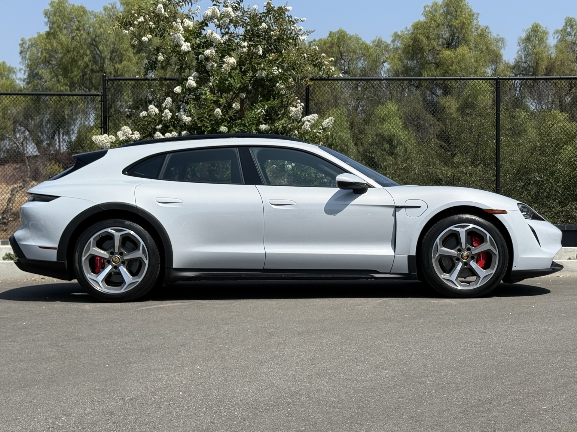 2023 Porsche Taycan Cross Turismo 4S photo 8