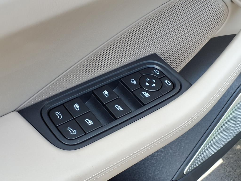 2024 Porsche Macan Electric Turbo photo 9