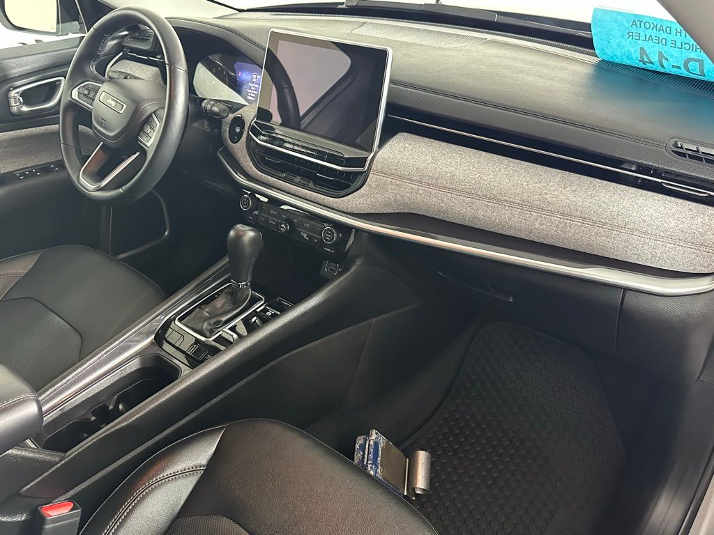 2022 Jeep Compass Latitude Lux photo 28