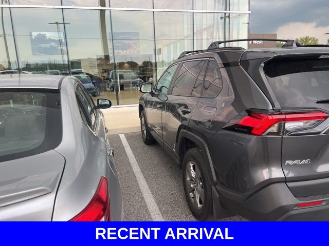2023 Toyota RAV4 Hybrid XLE photo 3