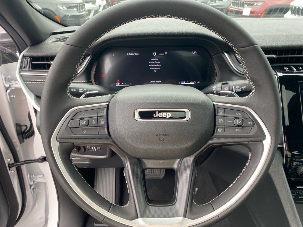 2025 Jeep Grand Cherokee Laredo photo 4