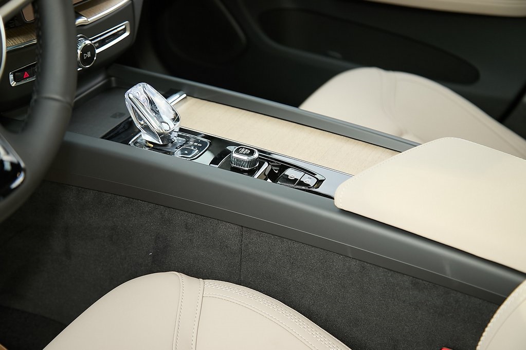 2026 VOLVO XC60 - Image 15